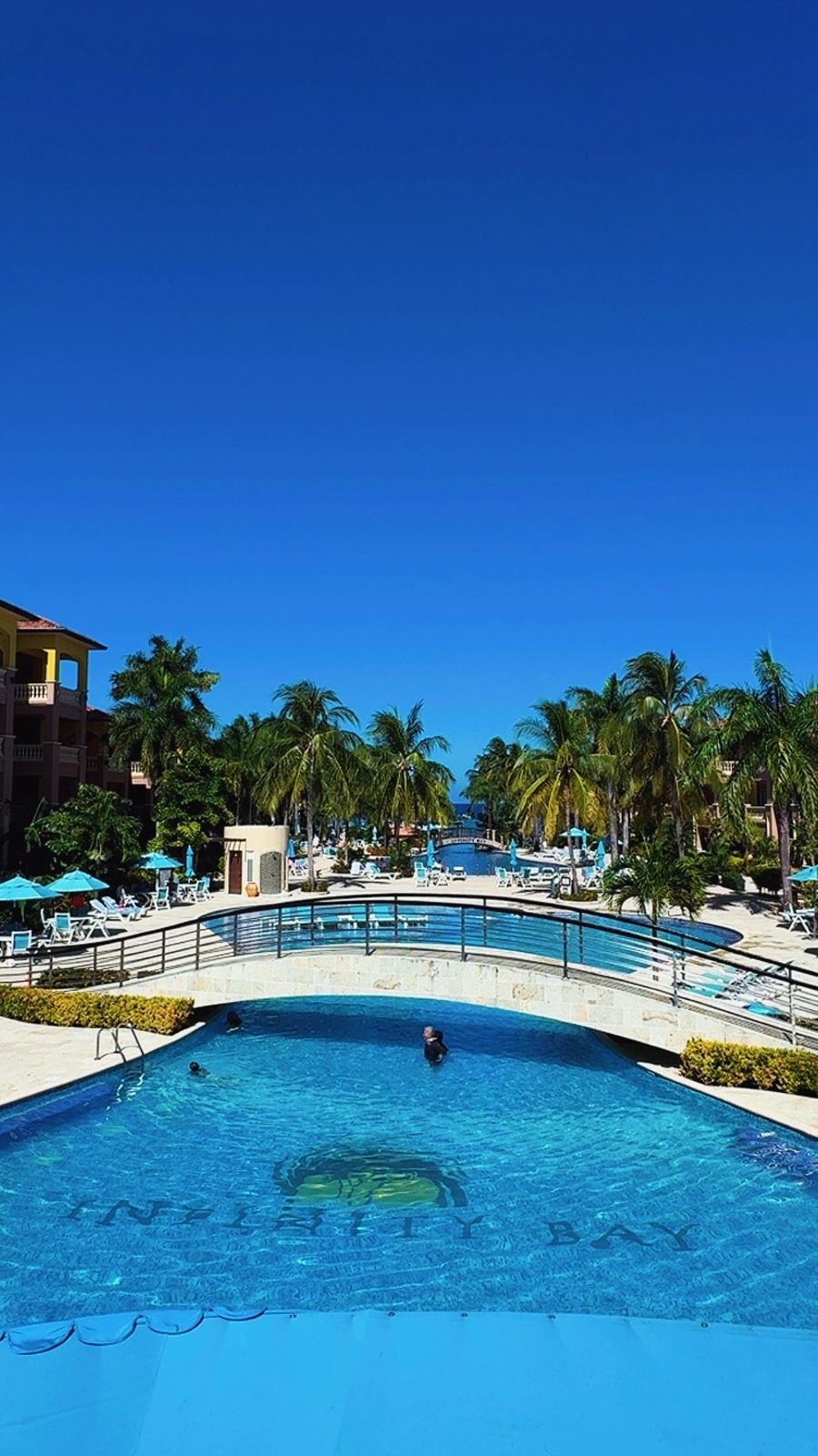 Paquete Infinity Bay Resort Day Pass + Chocolate & Rum Factory